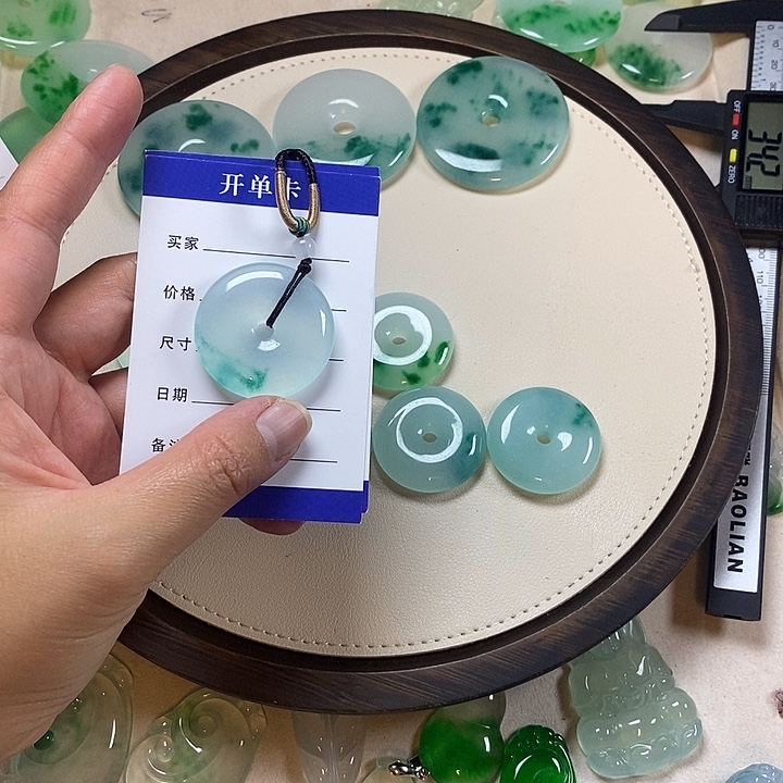 ****࿐翡翠未镶嵌颈饰平安扣