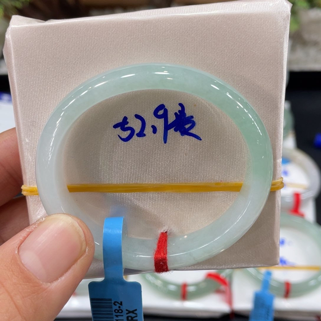 翡翠手镯未镶嵌翡翠