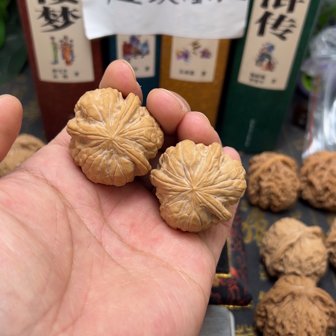 文玩核桃把件金蟾尊三棱37