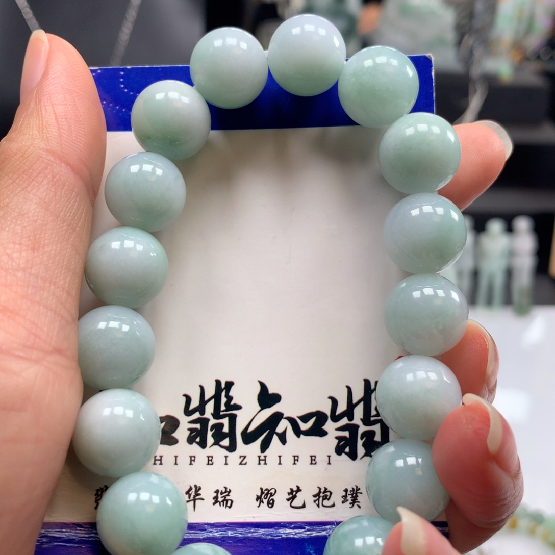 翡翠颈饰未镶嵌白底青珠串