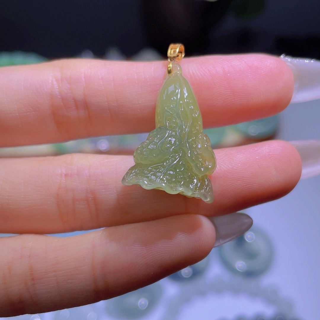 翡翠颈饰18K金镶嵌白菜