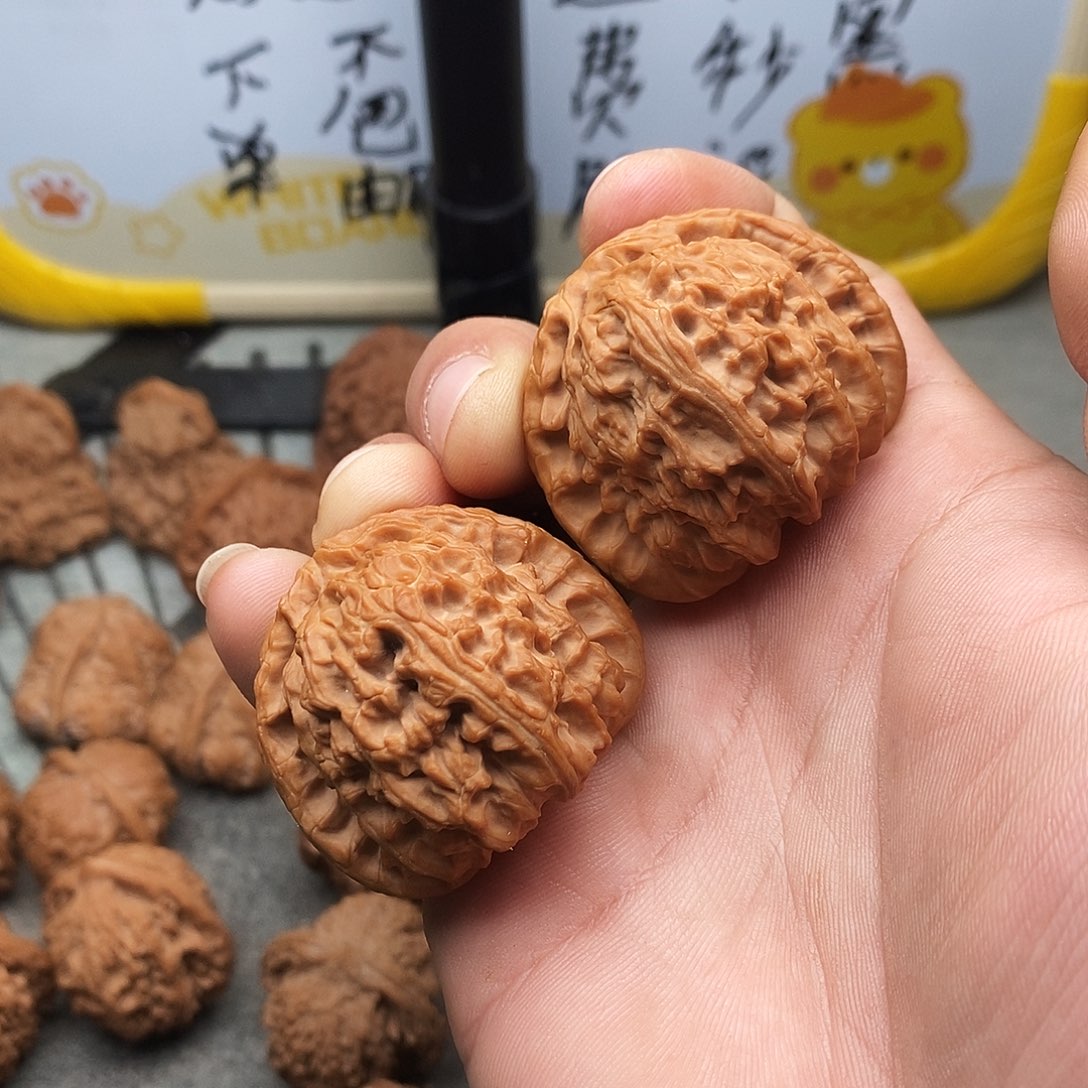 文玩核桃吊坠白狮子