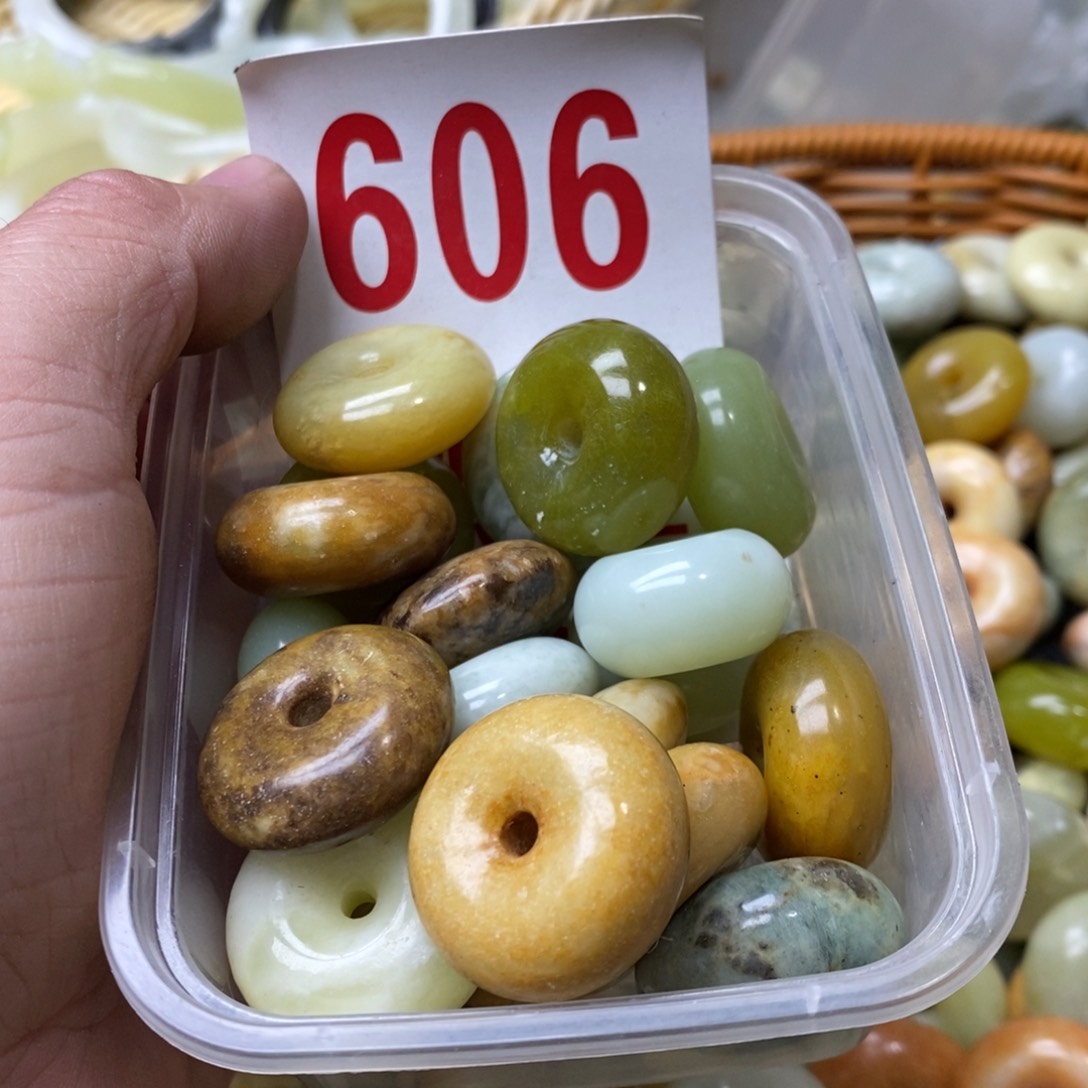 蛇纹石玉挂坠未镶嵌