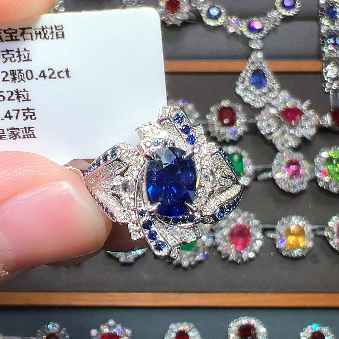 18K金镶嵌蓝宝石戒指