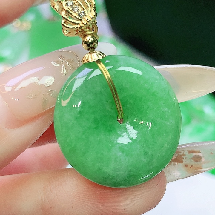 翡翠未镶嵌颈饰多样性发其一