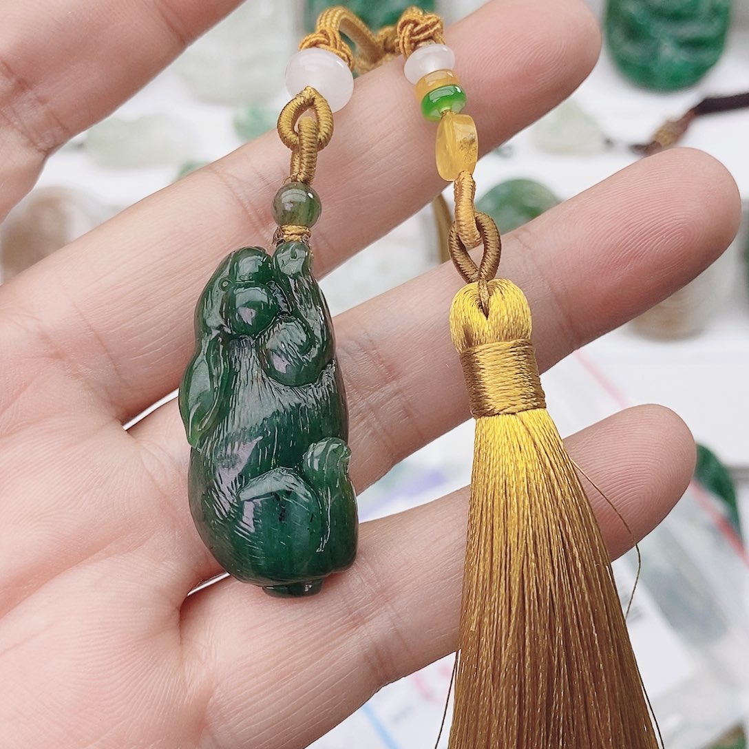 唐***生独山玉未镶嵌颈饰