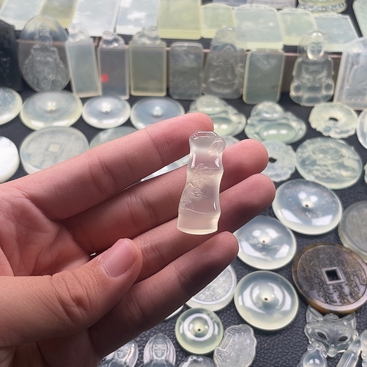 岫玉未镶嵌颈饰竹子