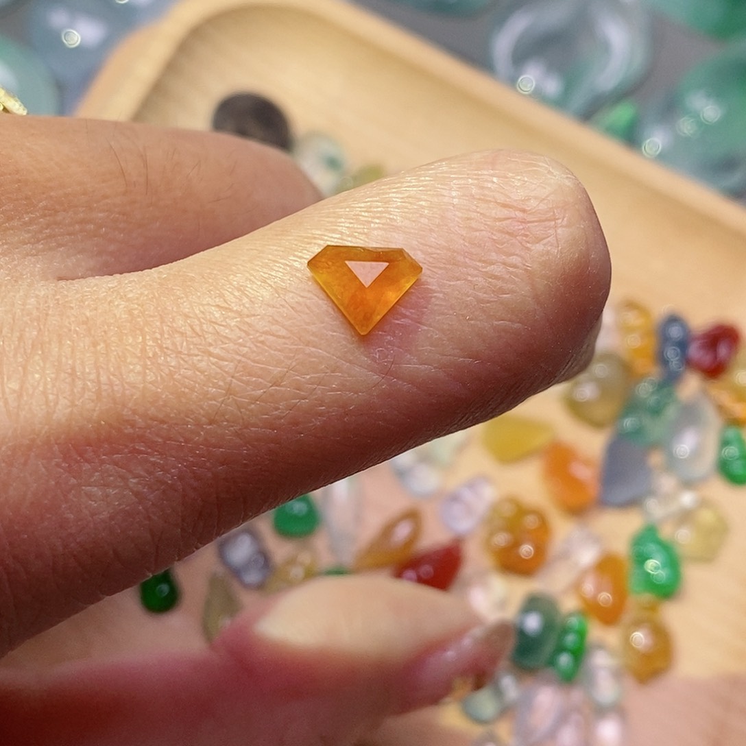 翡翠颈饰未镶嵌翡翠