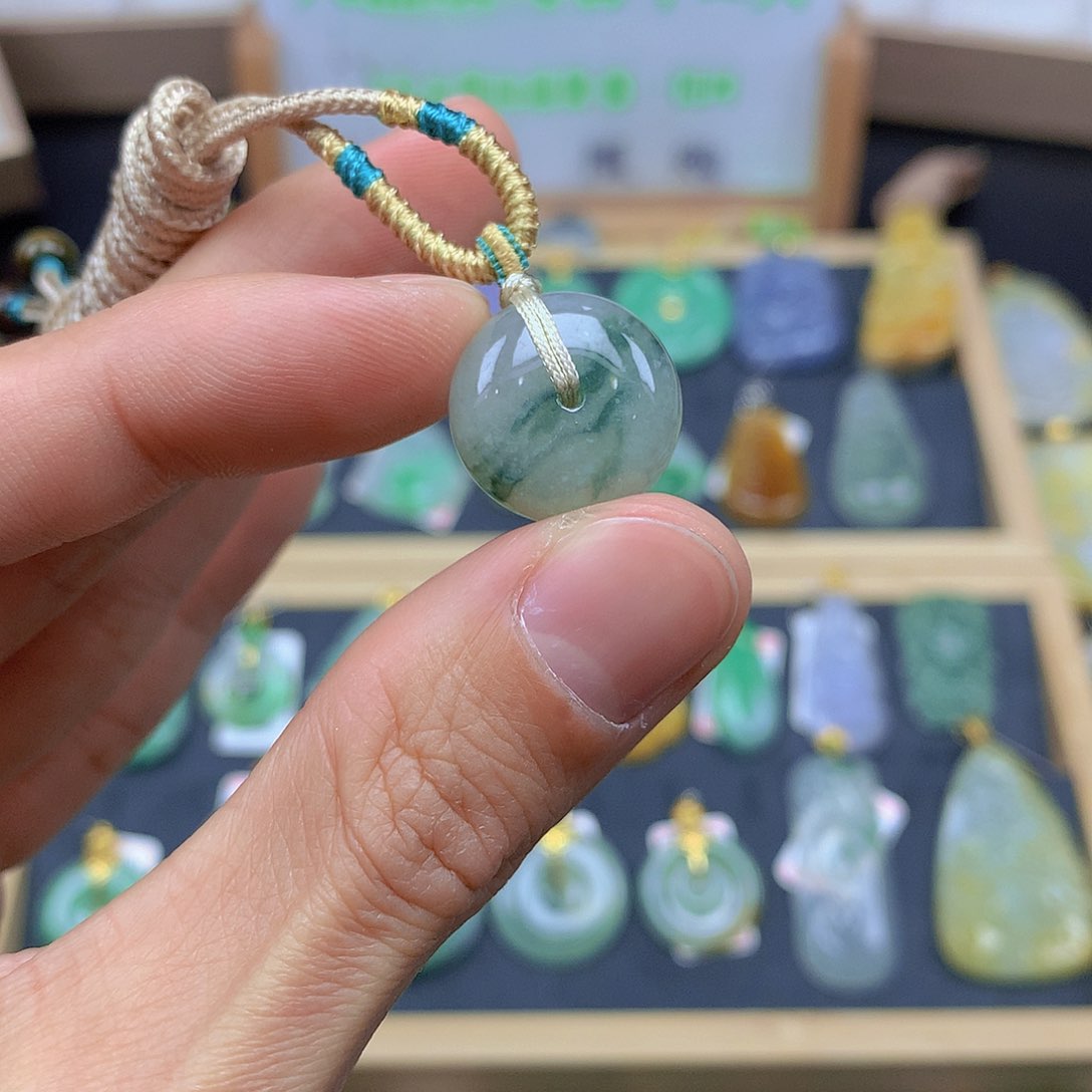 翡翠颈饰未镶嵌翡翠