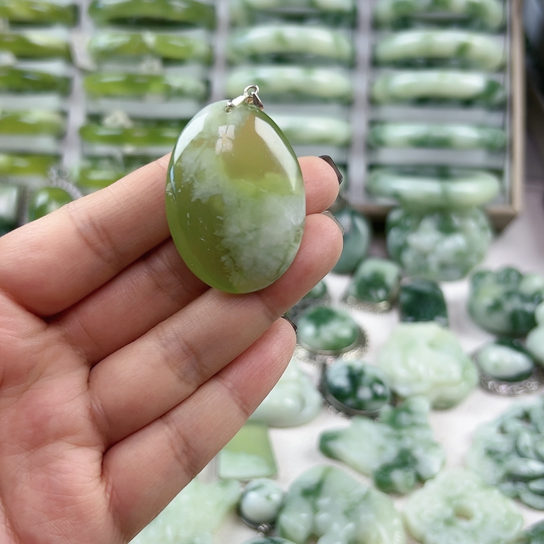 蛇纹石玉未镶嵌颈饰