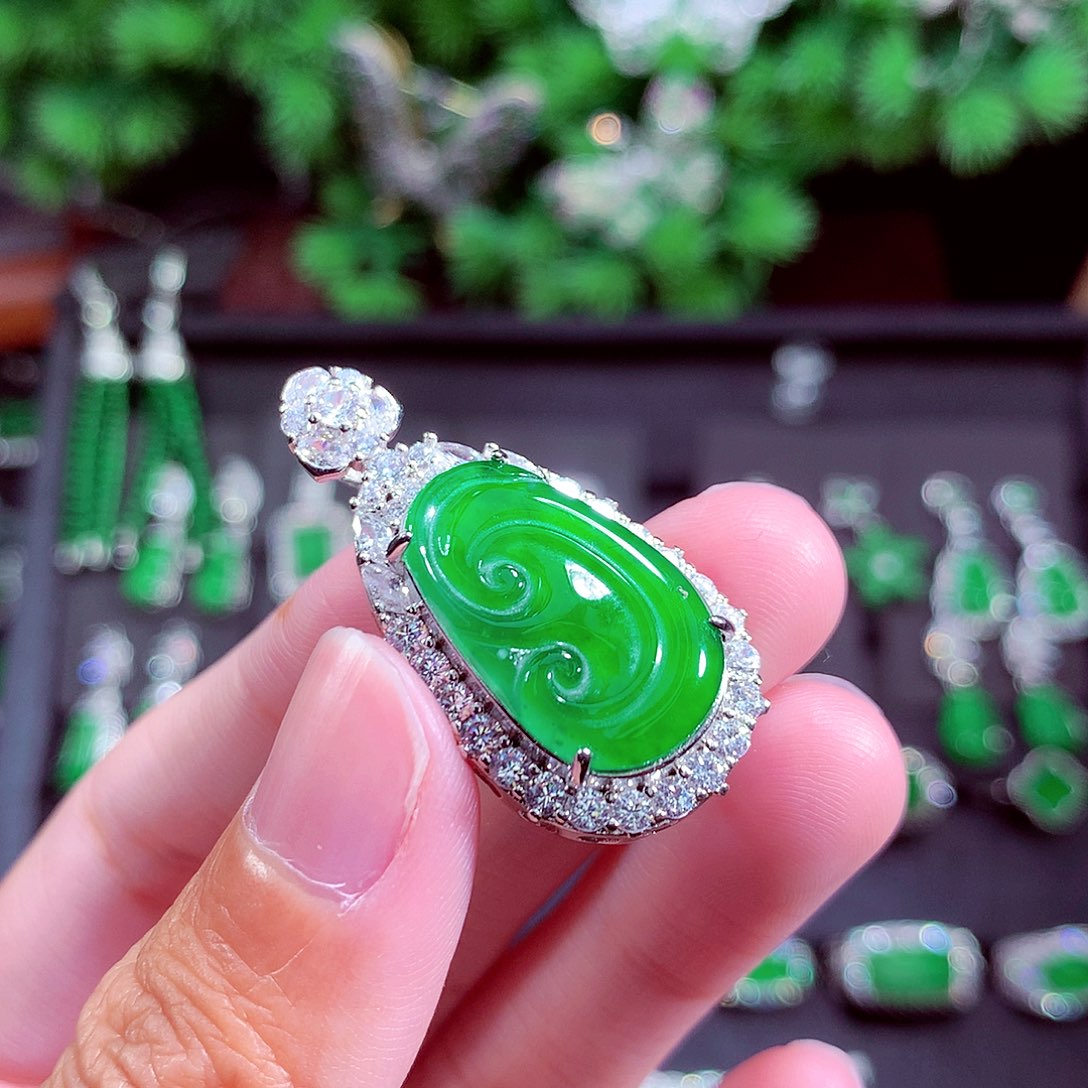 颈饰未镶嵌翡翠天然