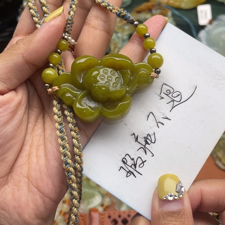蛇纹石玉未镶嵌颈饰