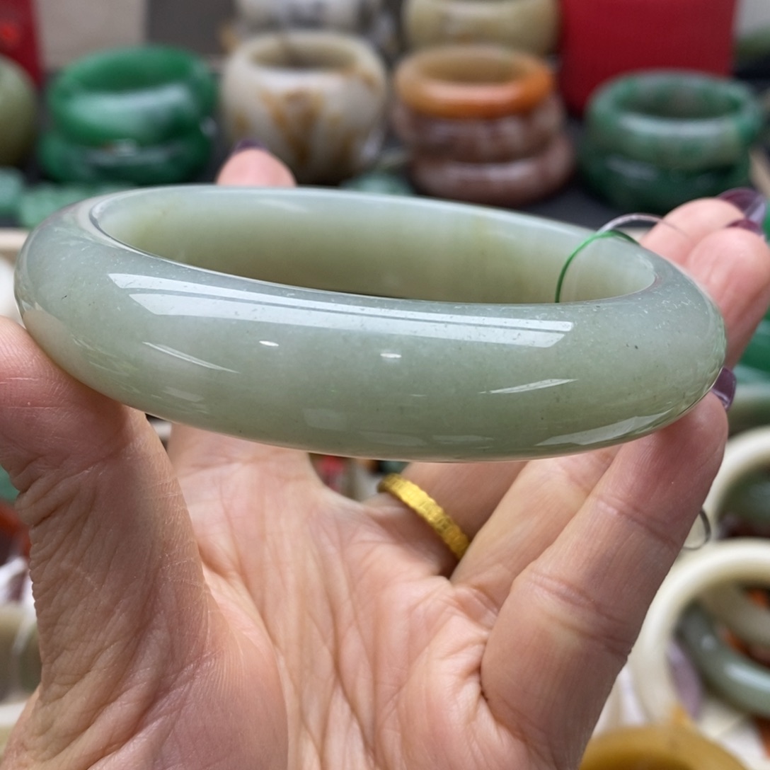 石英岩玉未镶嵌手镯