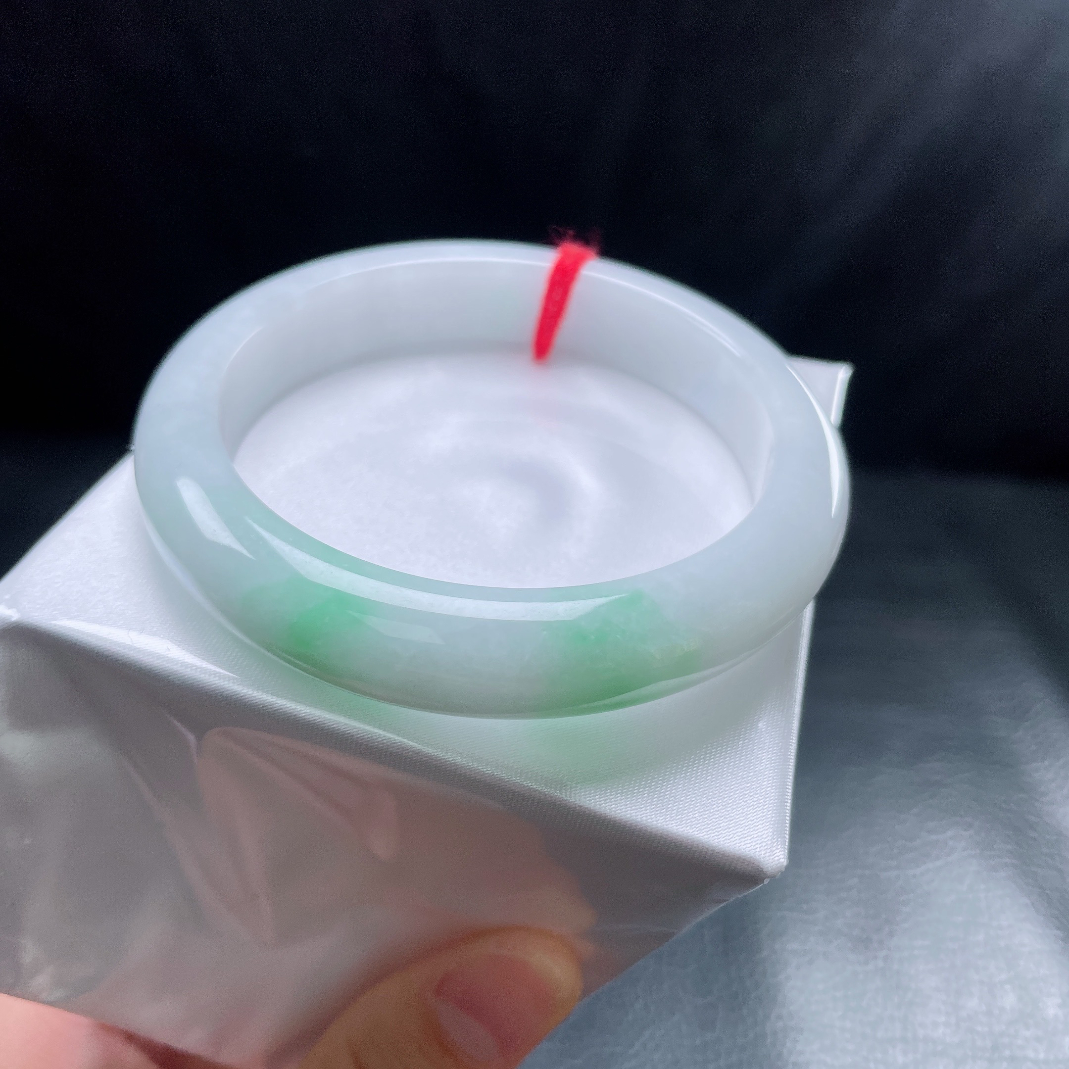 58圈糯底飘阳绿宽边手镯 有纹