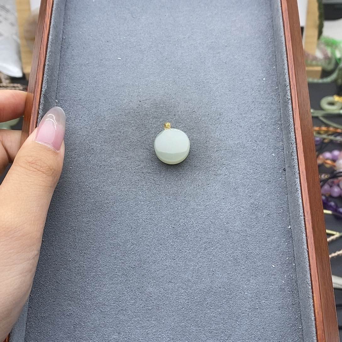 和田玉吊坠(不含链)18K金镶嵌