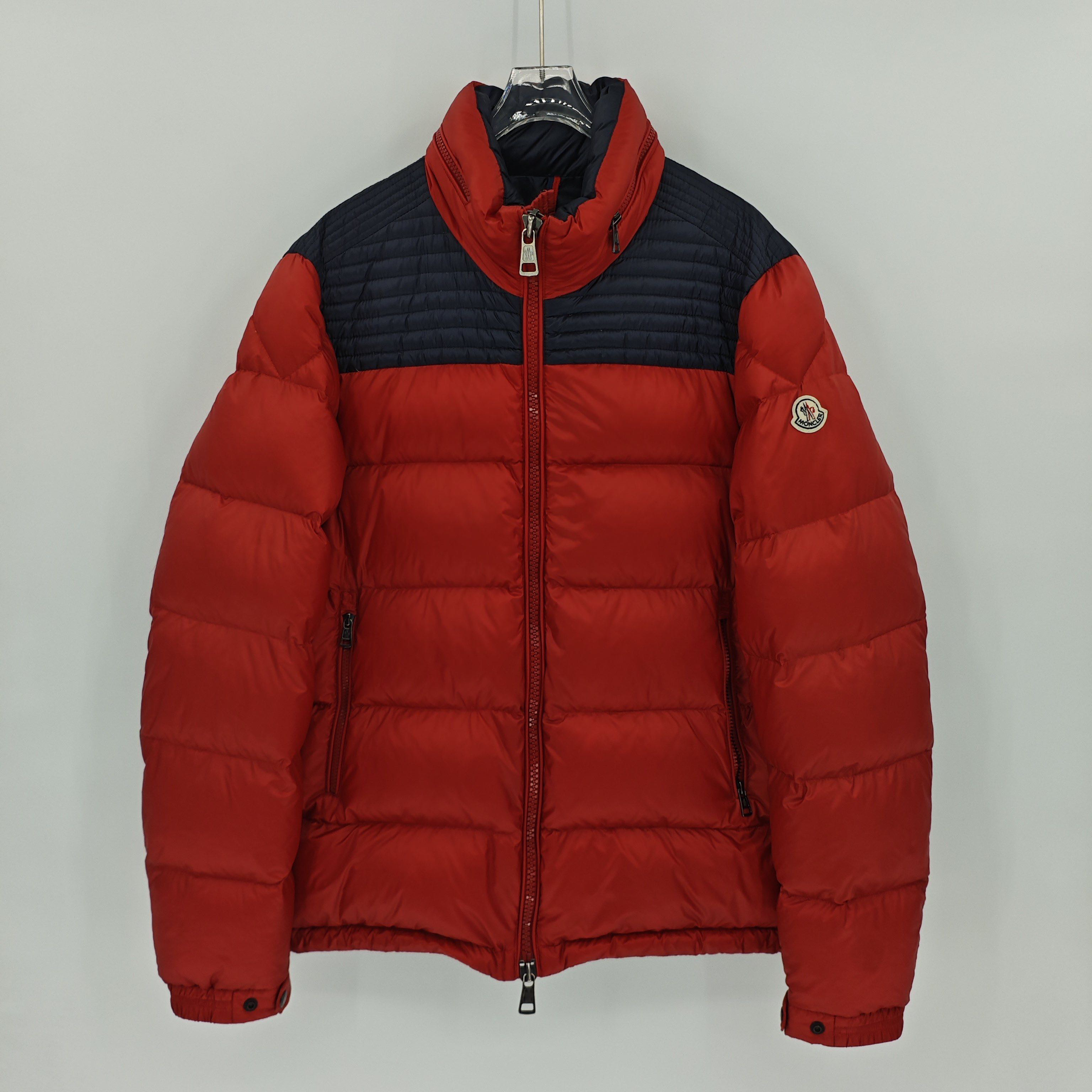 99新 MONCLER 蒙口  黑红拼色徽标刺绣羽绒服/5码/Sw24845