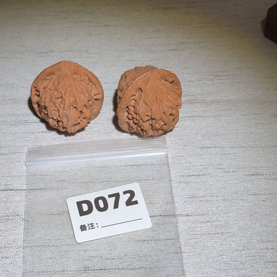 文玩核桃吊坠红狮子072