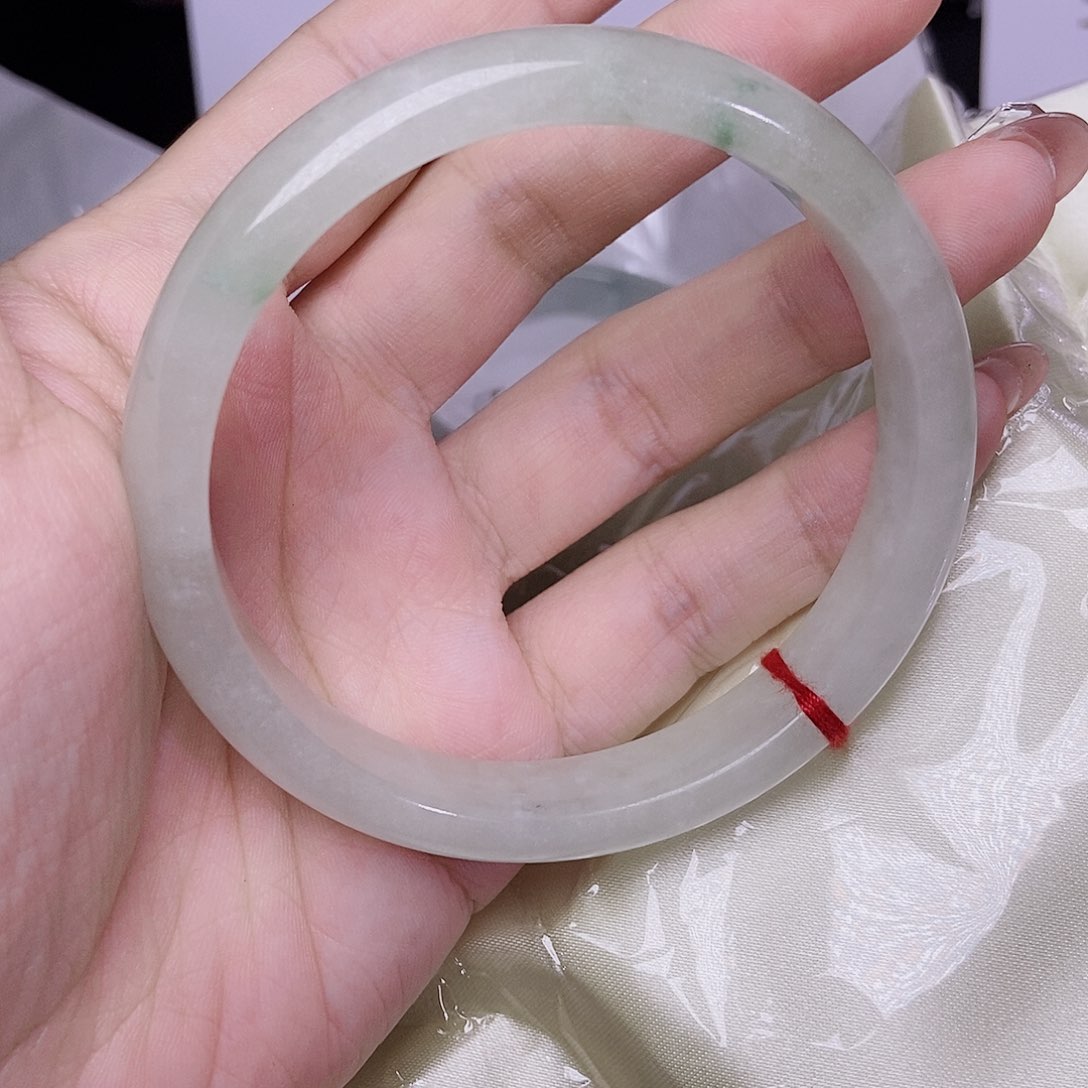 翡翠手镯未镶嵌混****牛