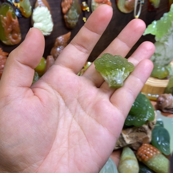 蛇纹石玉未镶嵌颈饰