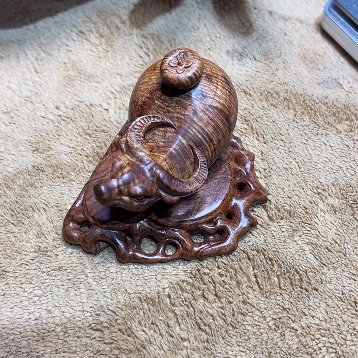 黄花梨/降香黄檀把件海南黄花梨牛市带底座
