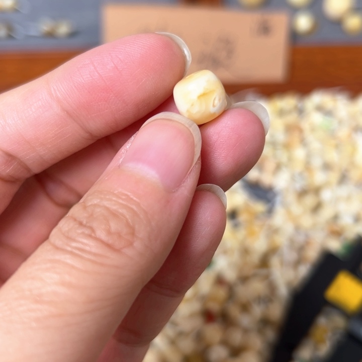 蜜蜡未镶嵌裸石9.5mm一个有坑