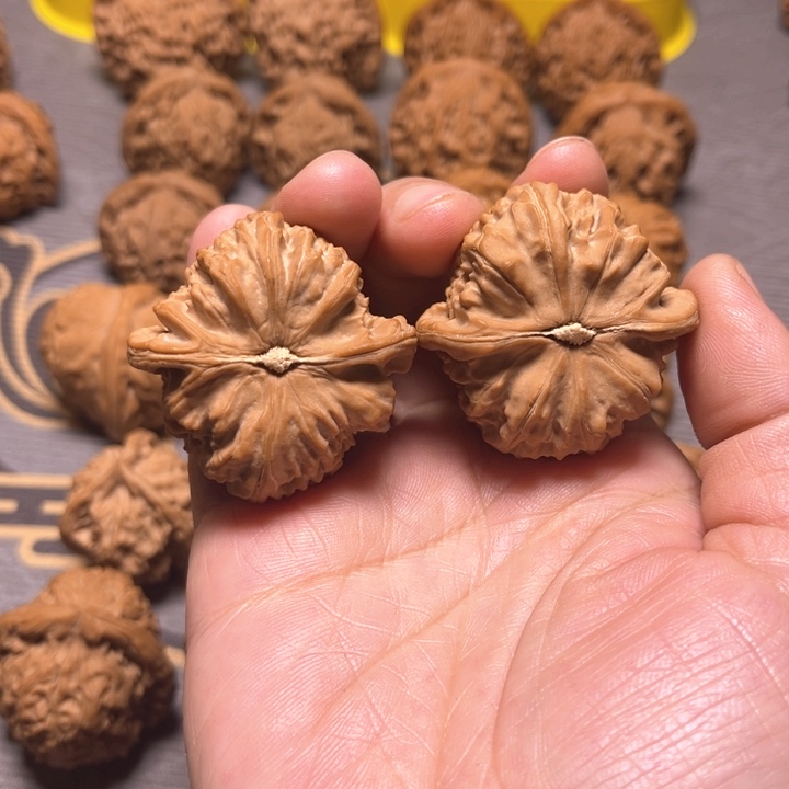 核桃把件用****0白狮子文玩核桃