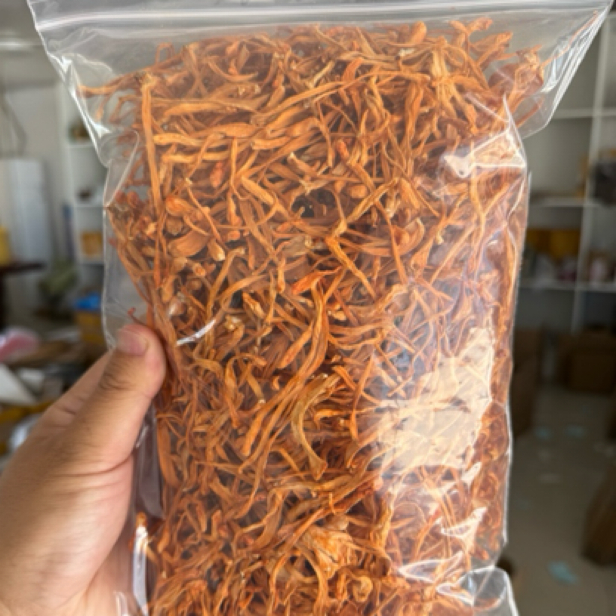 赵荣助农代卖农家虫草花