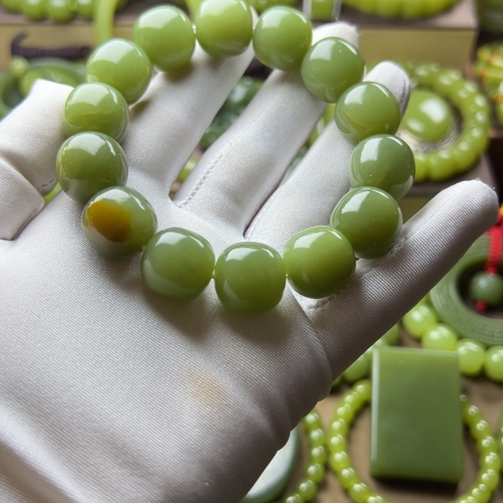 未镶嵌岫岩老玉（透闪石质玉）挂件