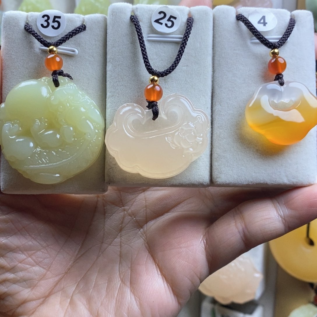 颈饰未镶嵌石英质玉（金丝玉）?****?