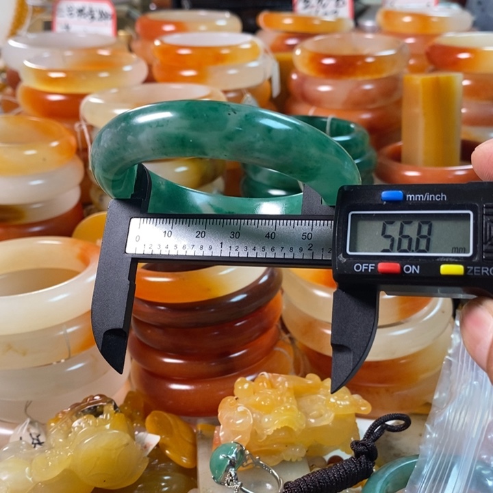 石英质玉（黄龙玉）颈饰合金