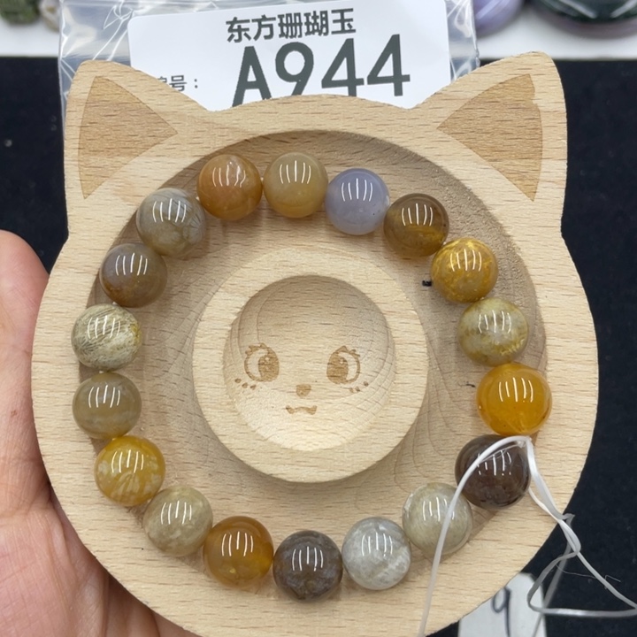 硅化珊瑚（珊瑚玉）颈饰合金