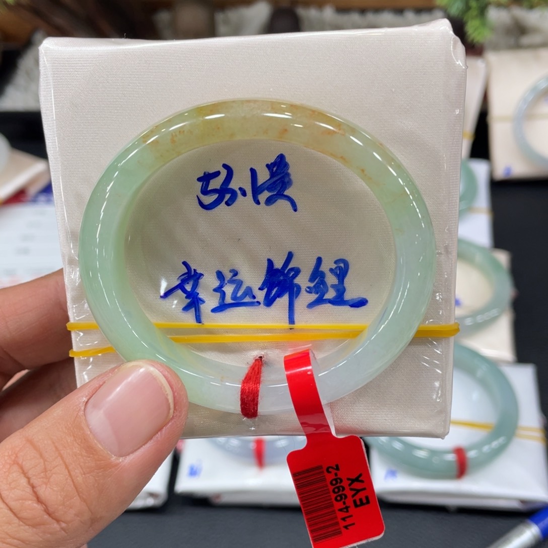 翡翠手镯未镶嵌翡翠