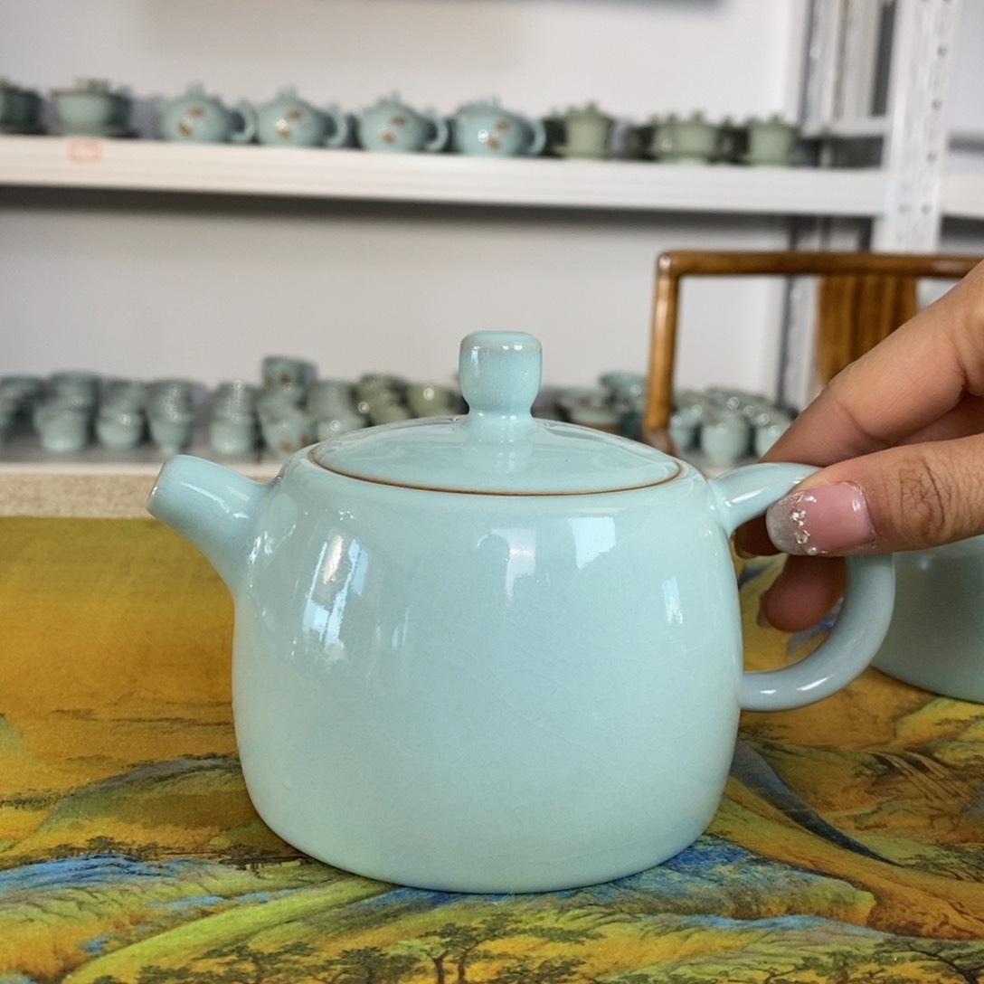 【闪购商品】天青井栏壶微微瑕。。。。。。