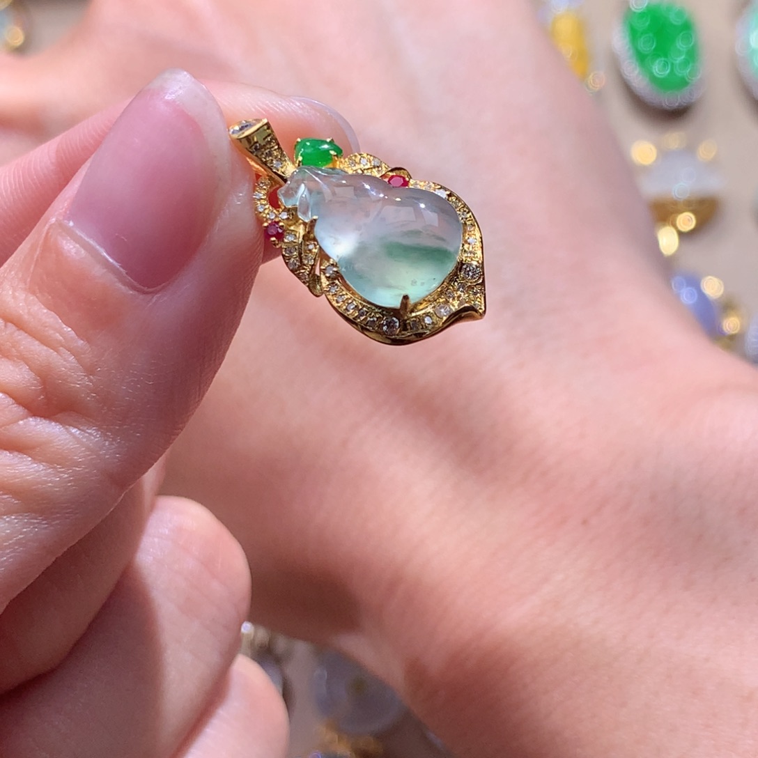 翡翠18K金镶嵌颈饰翡翠