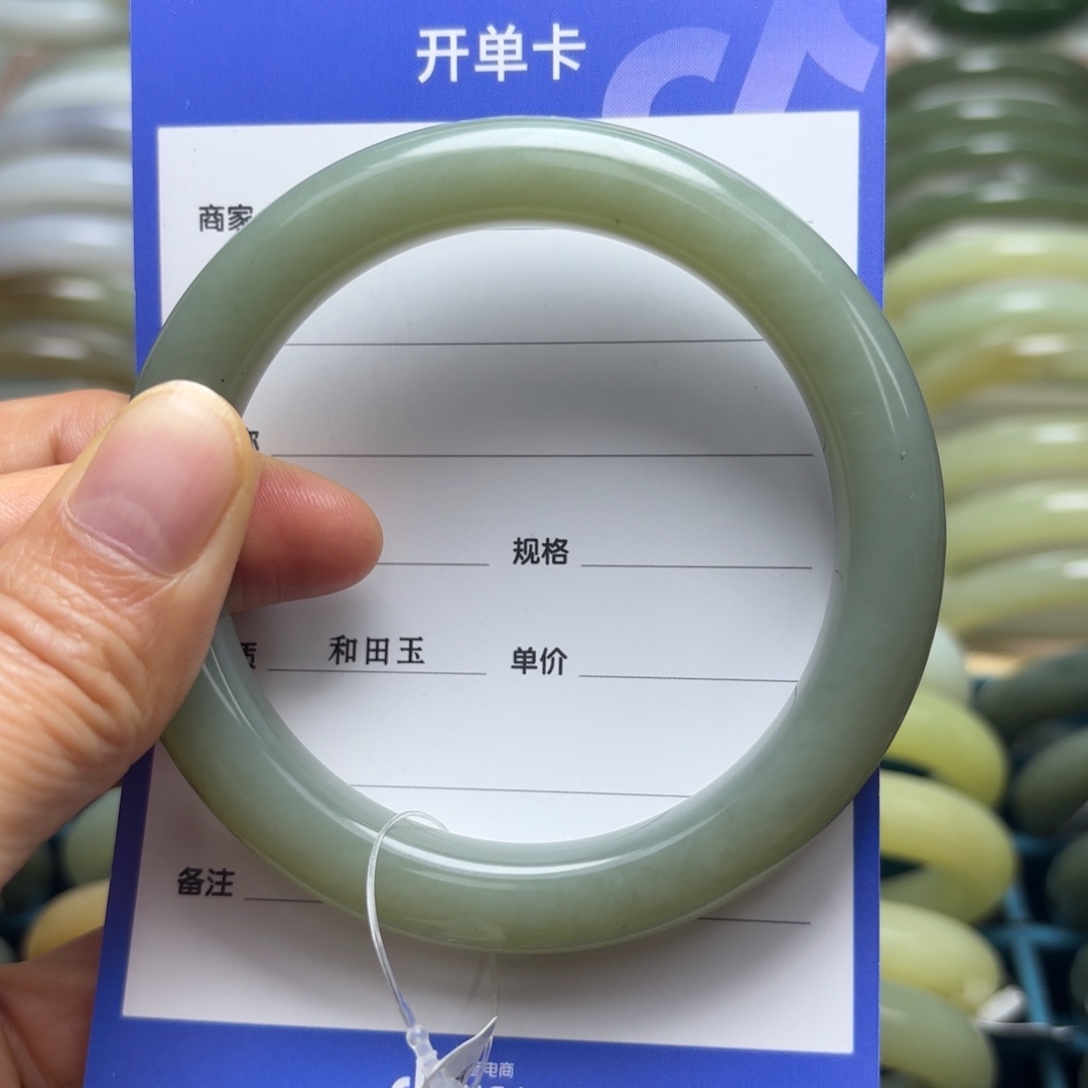 （***）和田玉未镶嵌颈饰