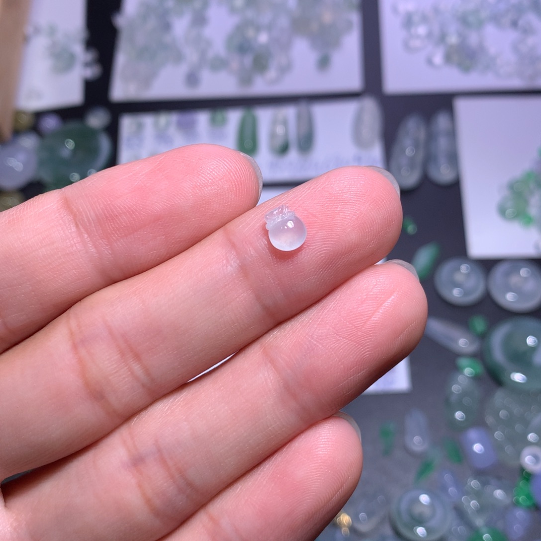 翡翠未镶嵌颈饰钱袋