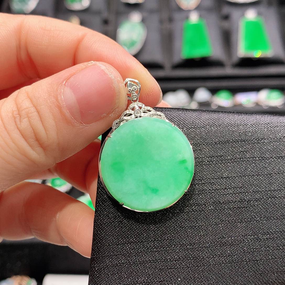 翡翠颈饰18K金镶嵌圆牌