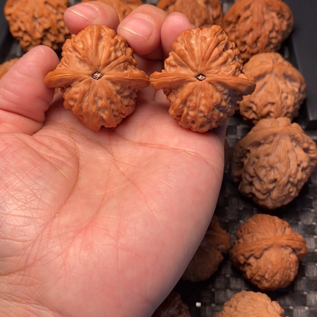 刘***跳文玩核桃吊坠血麒麟38