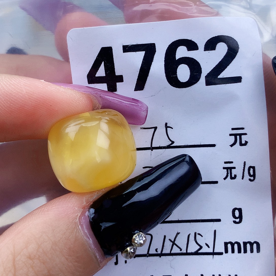 琥珀未镶嵌珠宝奇石17.1×15.1划痕，微粉