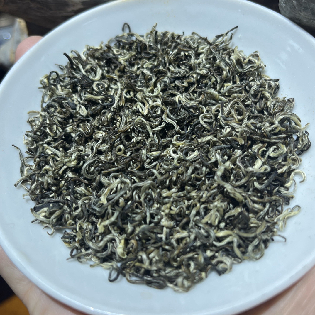 茉莉花茶碧螺春（六窨工艺）选用明前头春碧螺春窨制芳香浓郁