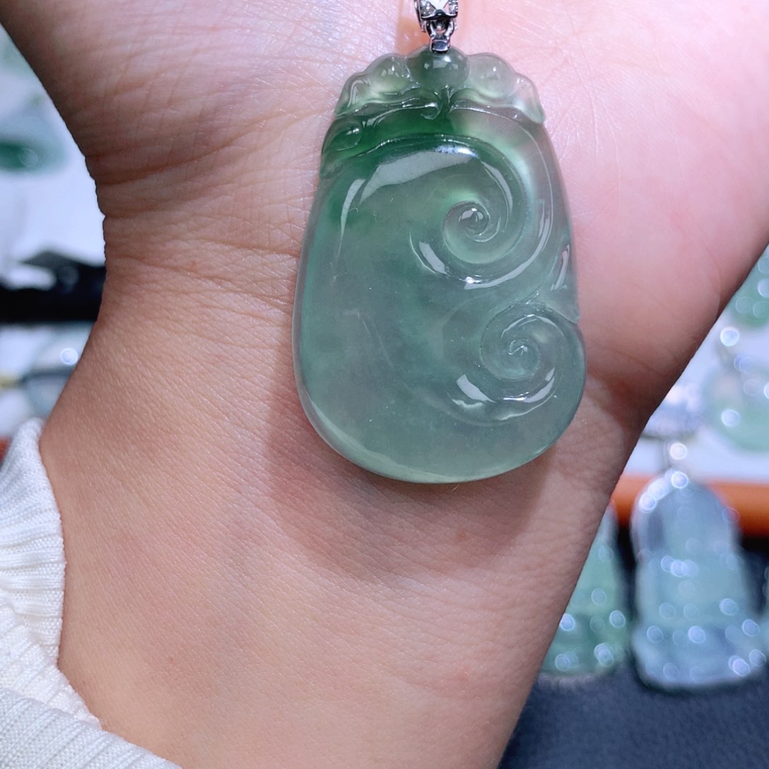 翡翠18K金镶嵌颈饰如意