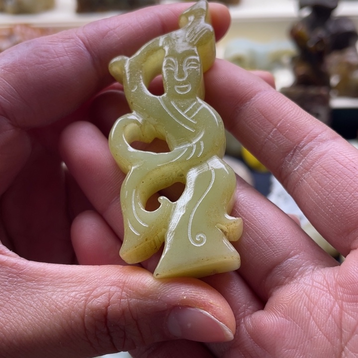 蛇纹石玉颈饰未镶嵌