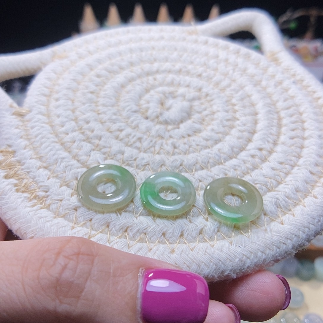 翡翠未镶嵌颈饰飘绿圈福利不退换