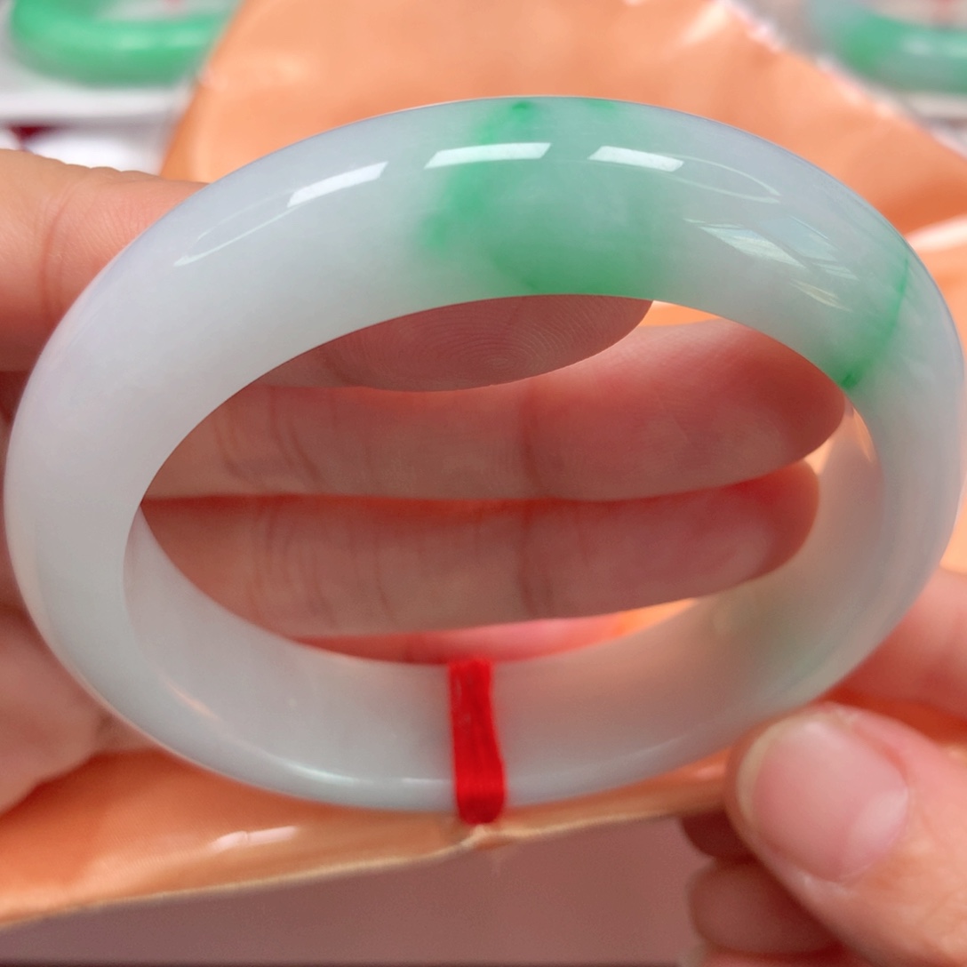 翡翠手镯未镶嵌宽版白底青