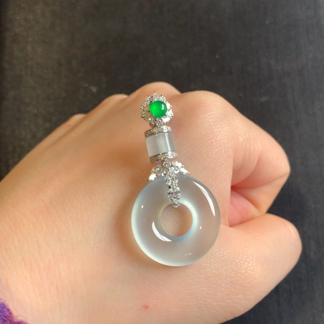 翡翠颈饰18K金镶嵌天然翡翠