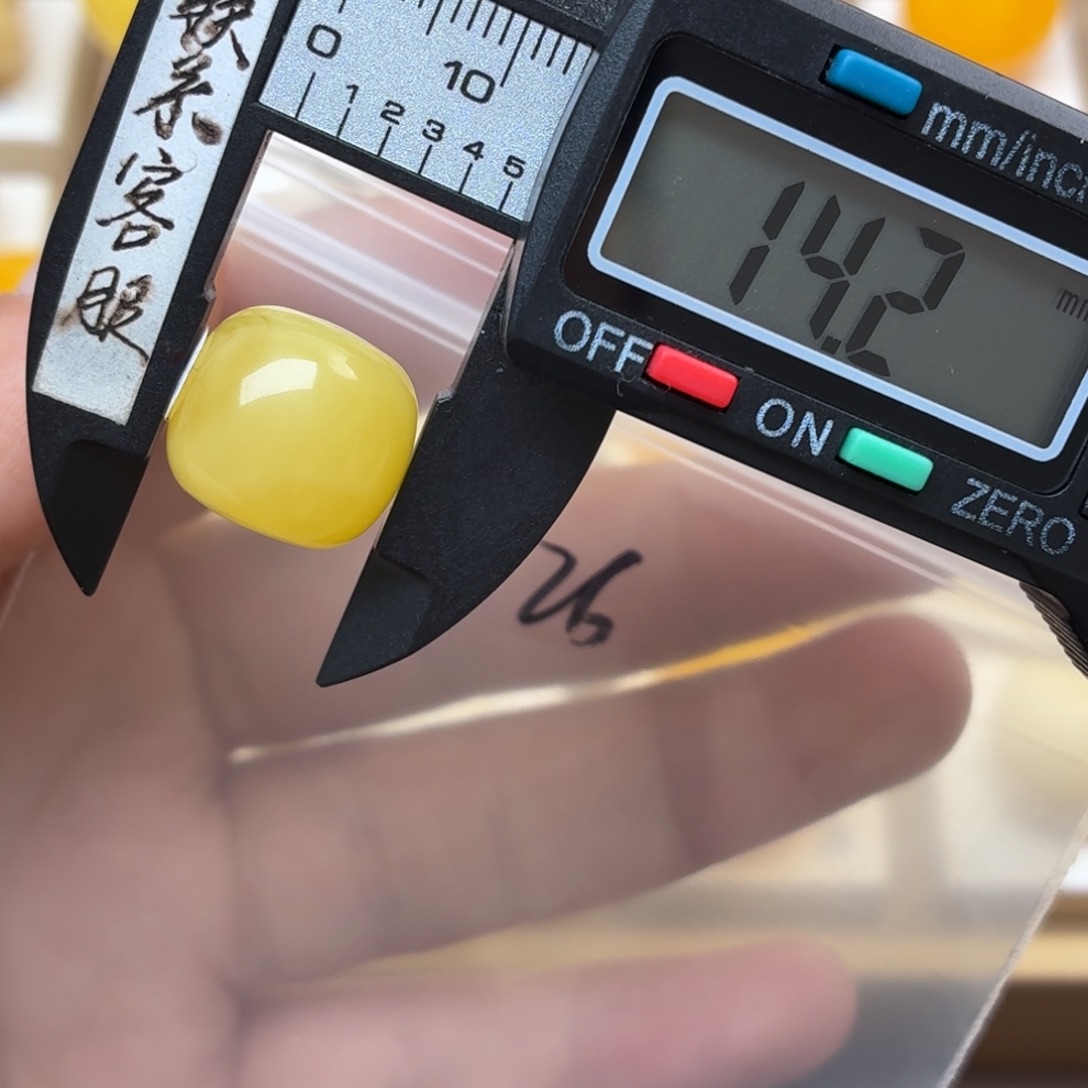 李***天蜜蜡未镶嵌裸石蜜蜡