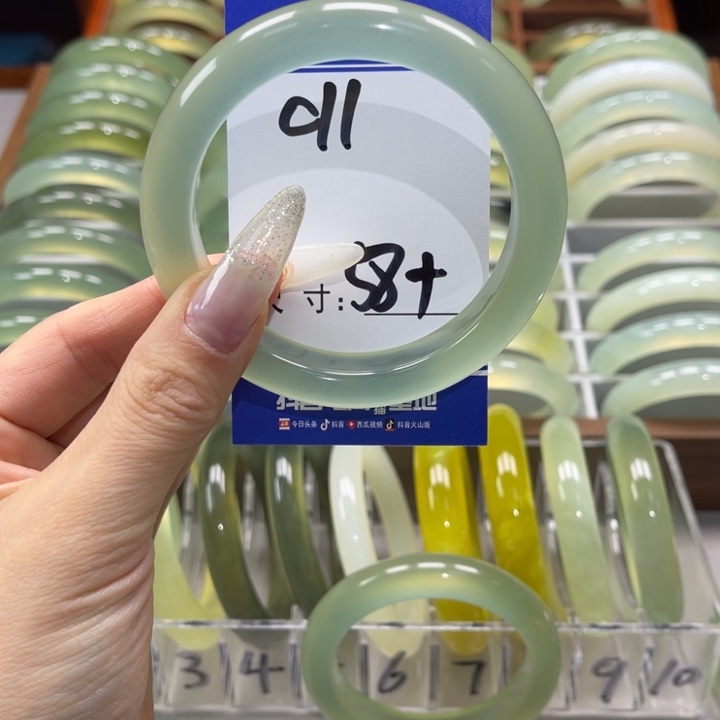 岫玉手镯未镶嵌还***呢手镯