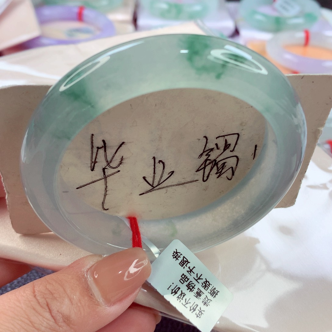 翡翠手镯未镶嵌师妹钢味十足