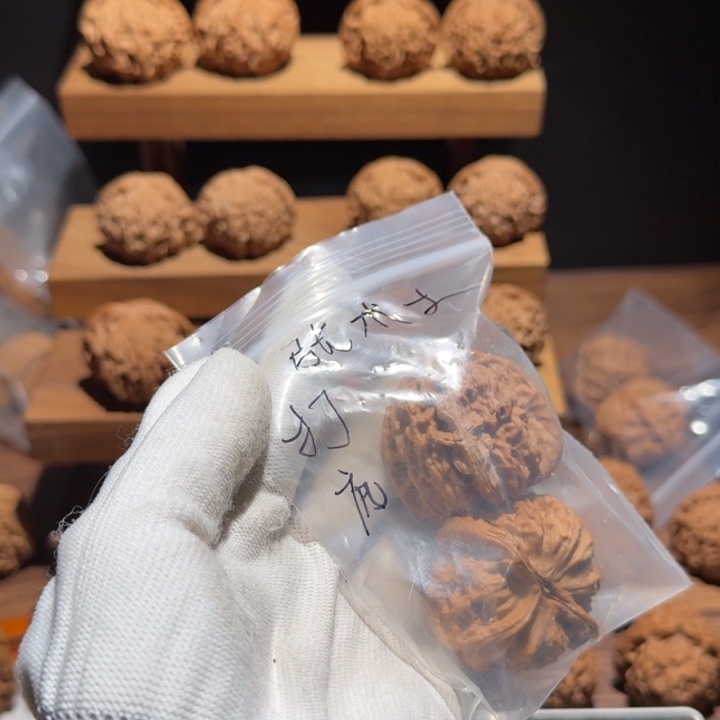 张***土文玩核桃吊坠打底角白