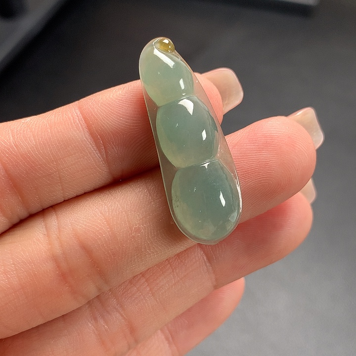 翡翠未镶嵌颈饰福豆